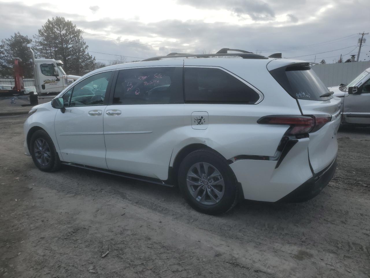 2022 Toyota Sienna - Image 2