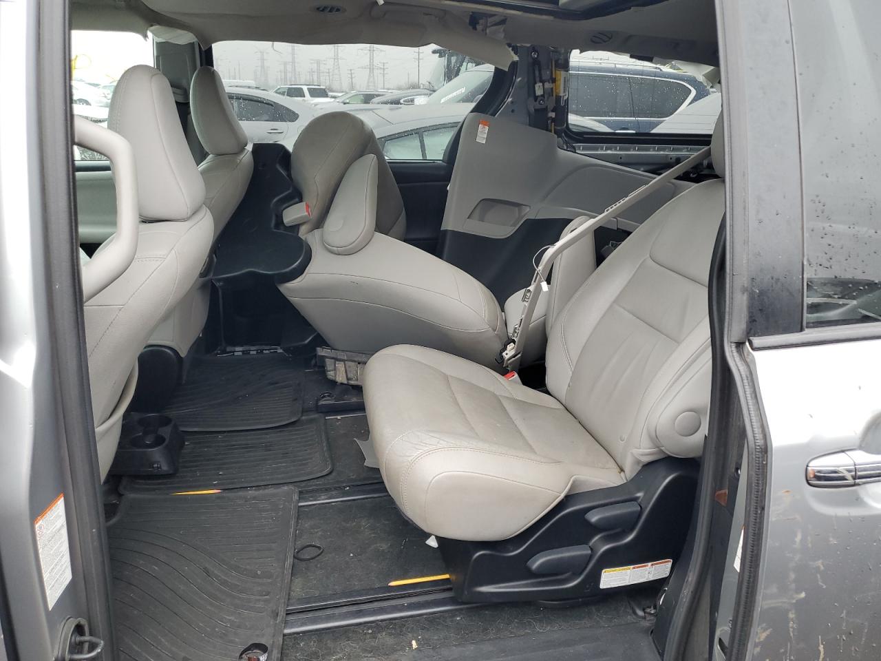2017 Toyota Sienna - Image 11