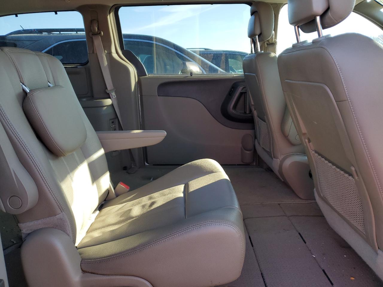 2015 Chrysler Town & Country - Image 11