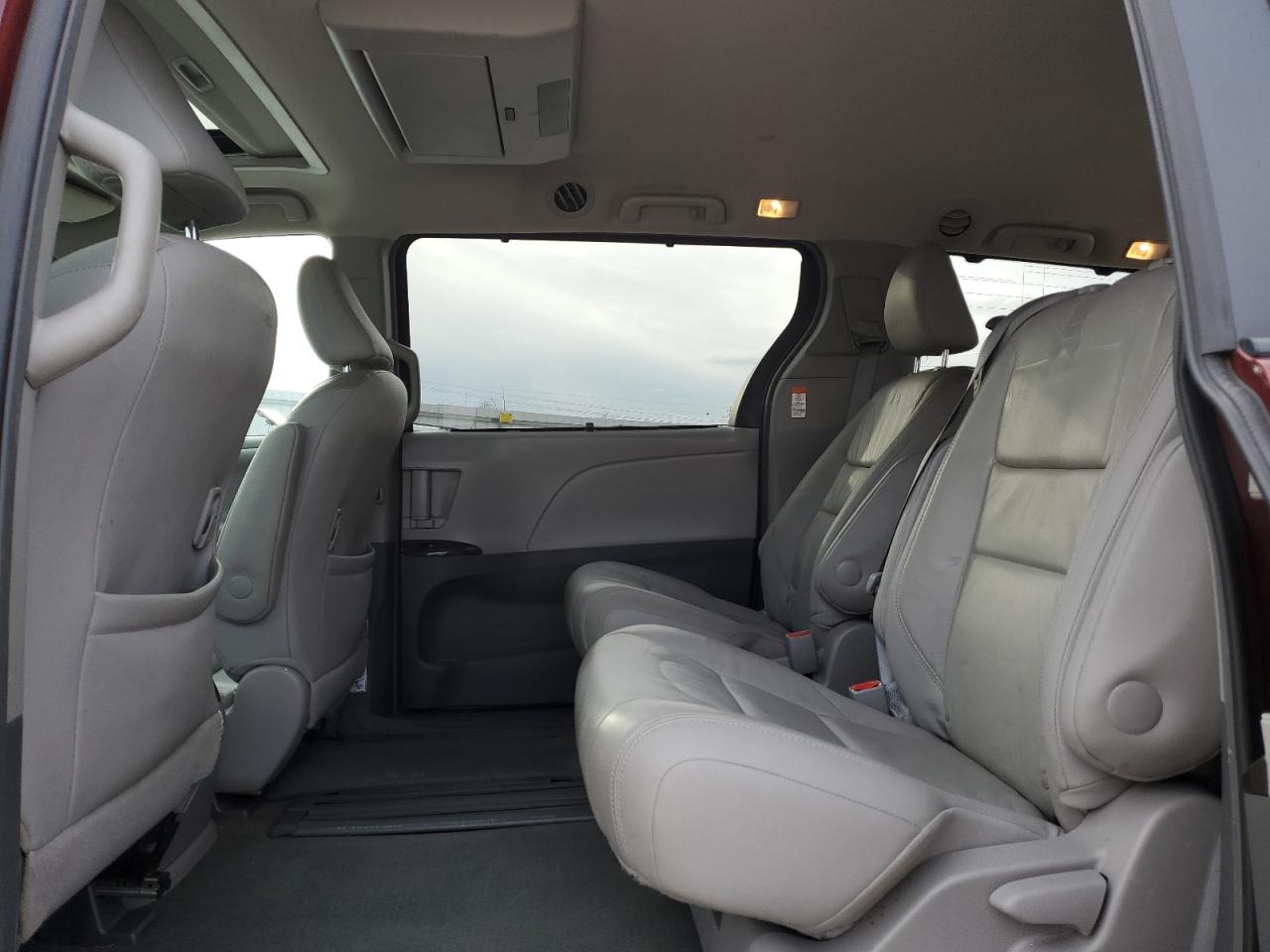 2016 Toyota Sienna - Image 12