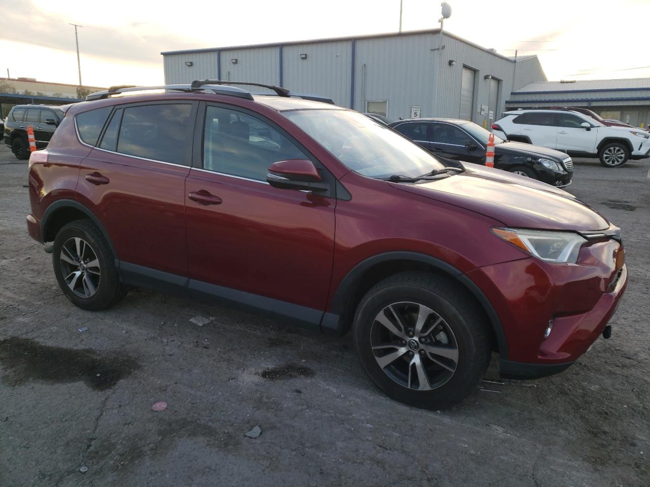 VIN 2T3WFREV0JW499607 2018 TOYOTA RAV4 no.4