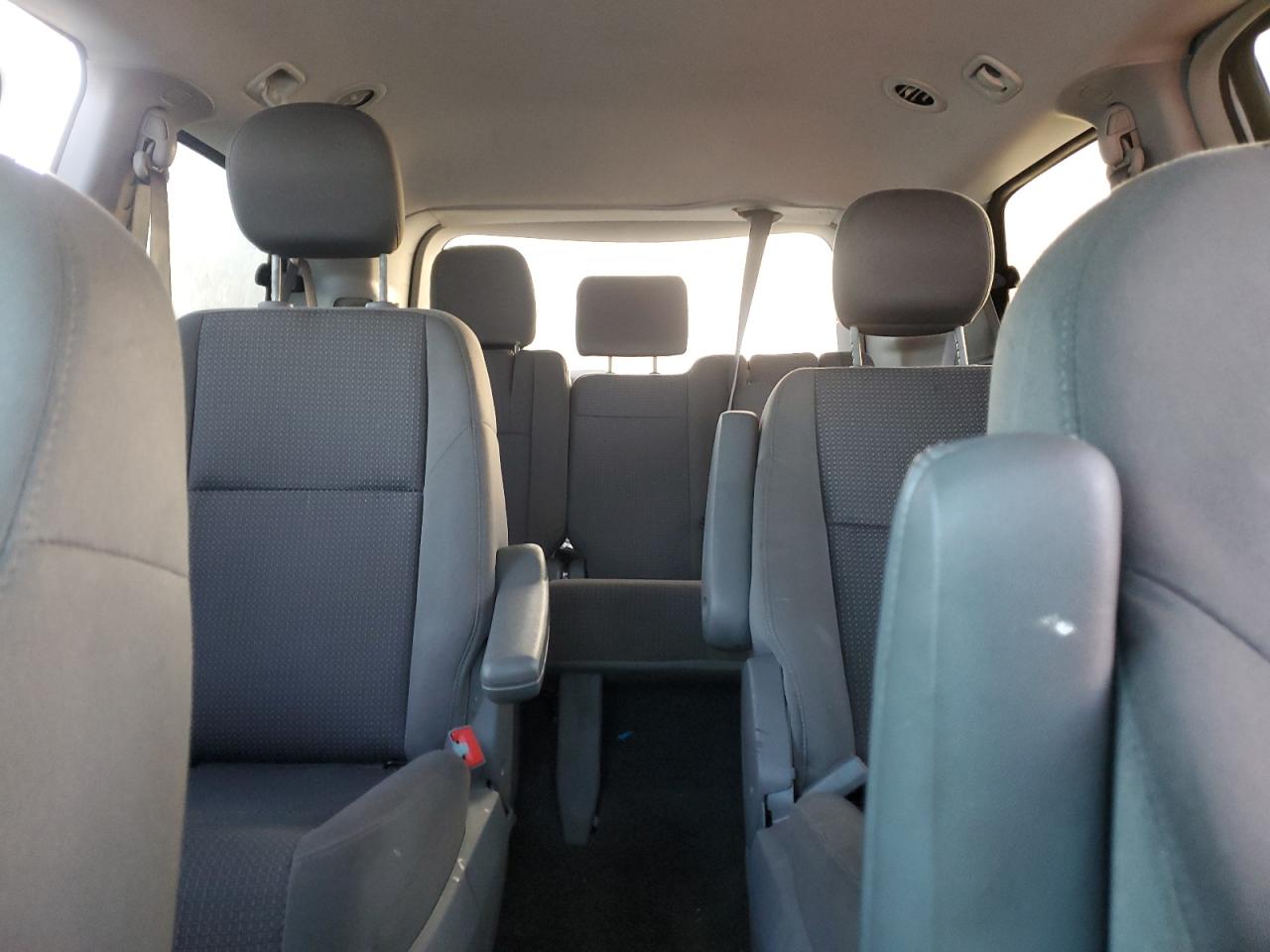 2012 Volkswagen Routan - Image 10