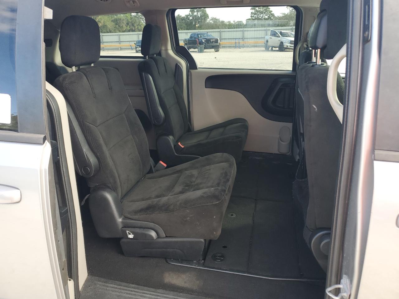 2016 Dodge Caravan - Image 11