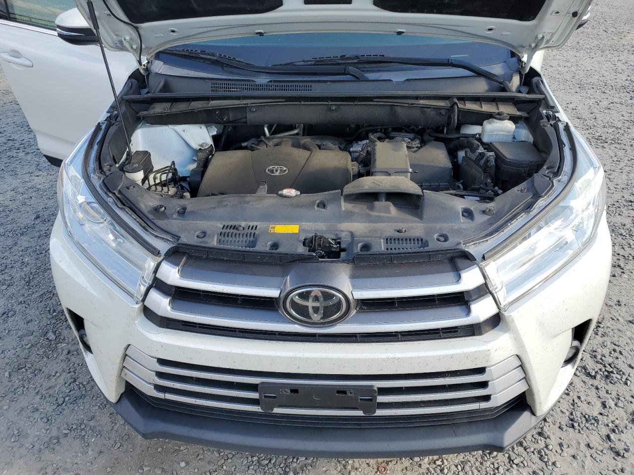 2019 Toyota Highlander - Image 12