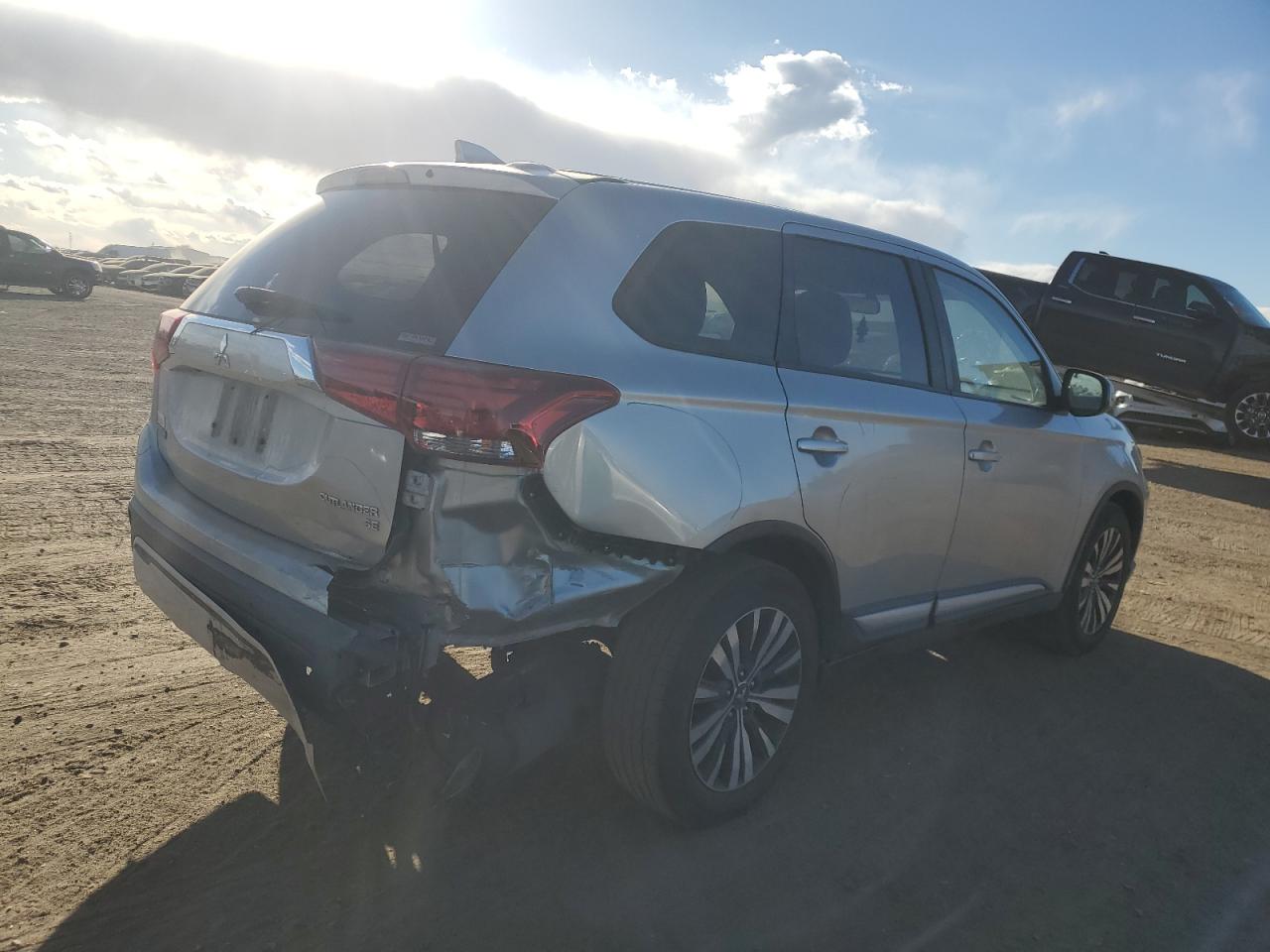 2019 Mitsubishi Outlander - Image 3
