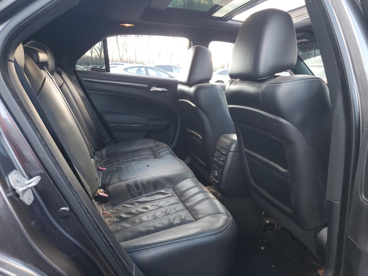 2014 Chrysler 300 - Image 10