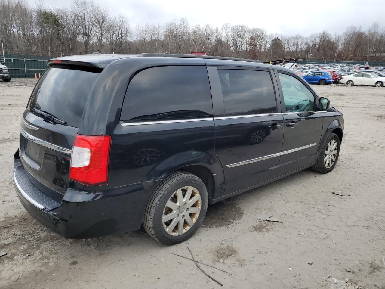 2016 Chrysler Town & Country - Image 3