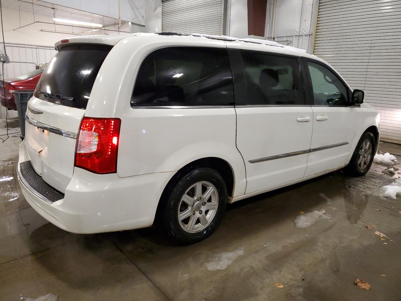 2013 Chrysler Town & Country - Image 3