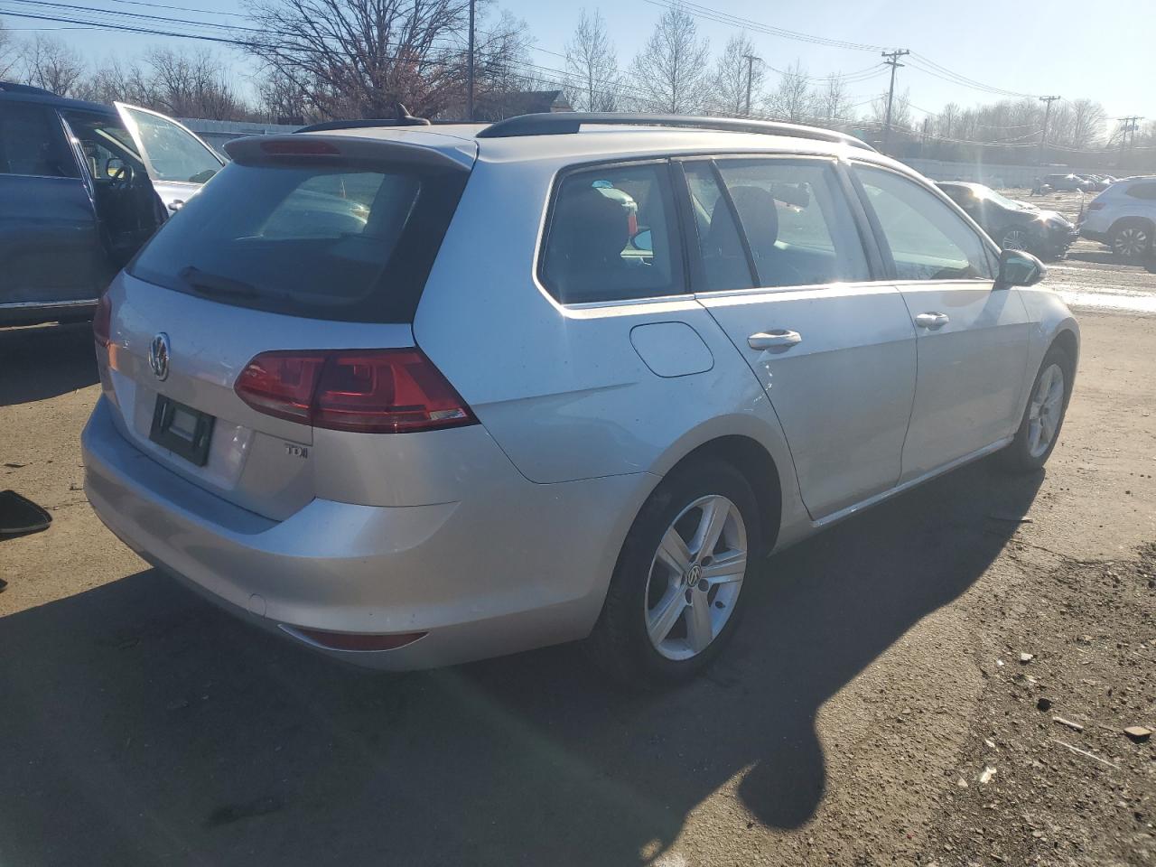 2015 Volkswagen Golf - Image 3
