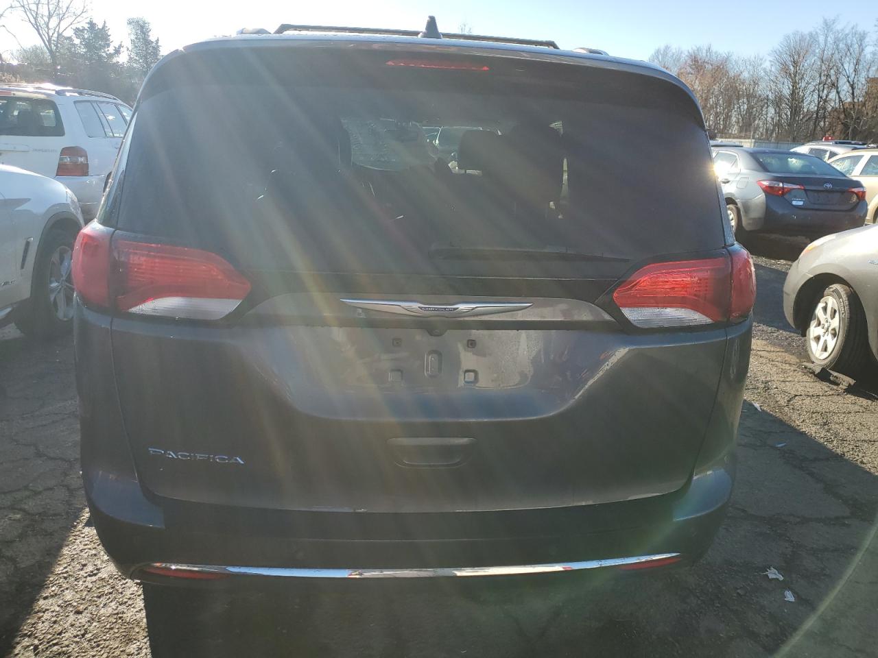 2018 Chrysler Pacifica - Image 6