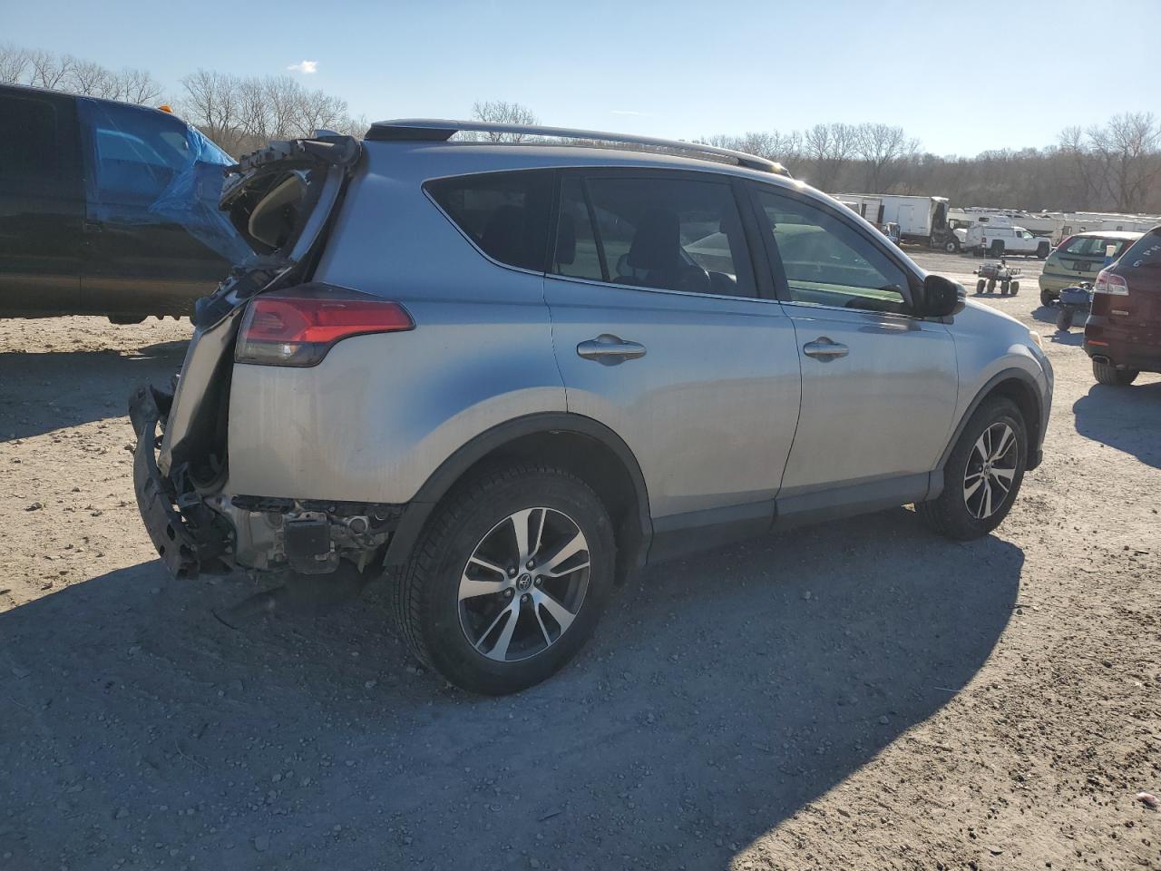 VIN JTMRFREV4JJ211308 2018 TOYOTA RAV4 no.3