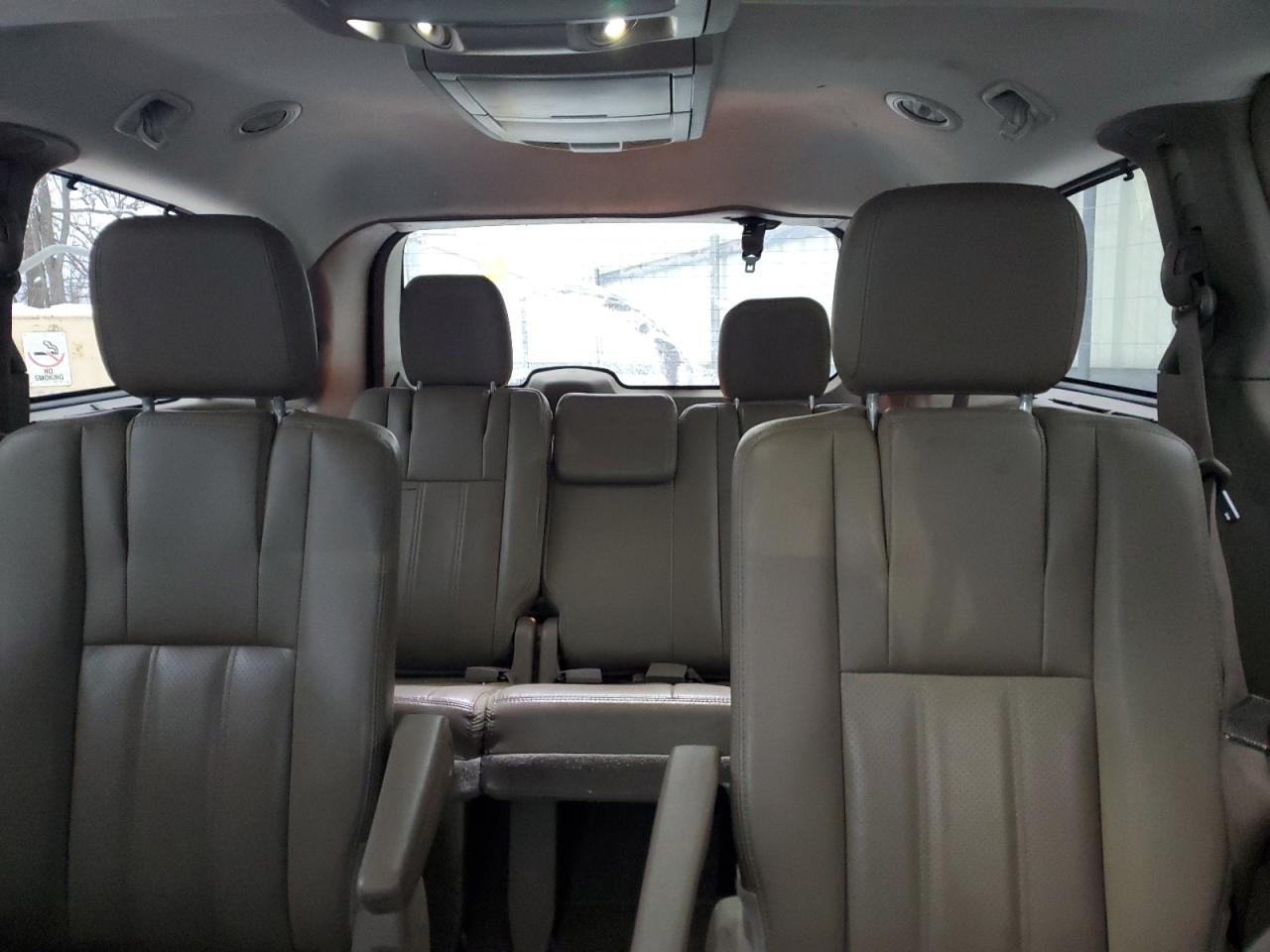 2016 Chrysler Town & Country - Image 10