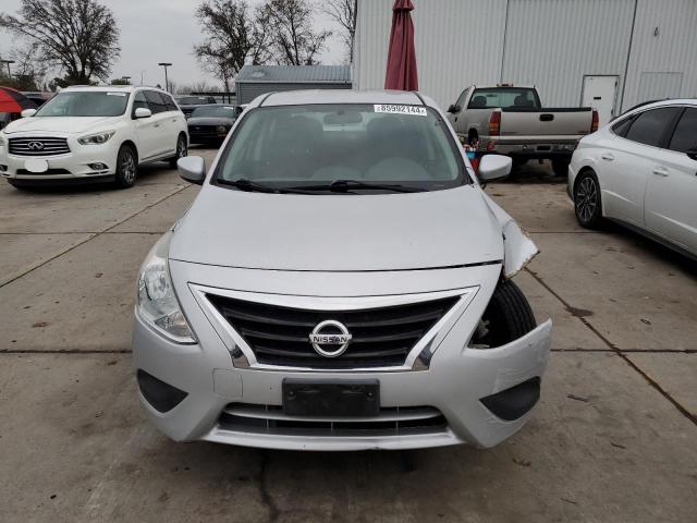  NISSAN VERSA 2015 Srebrny