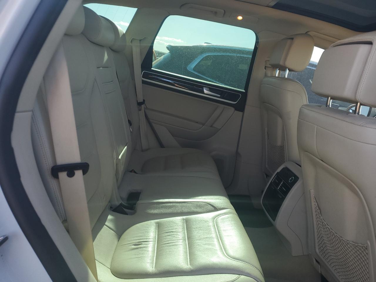 2014 Volkswagen Touareg - Image 11