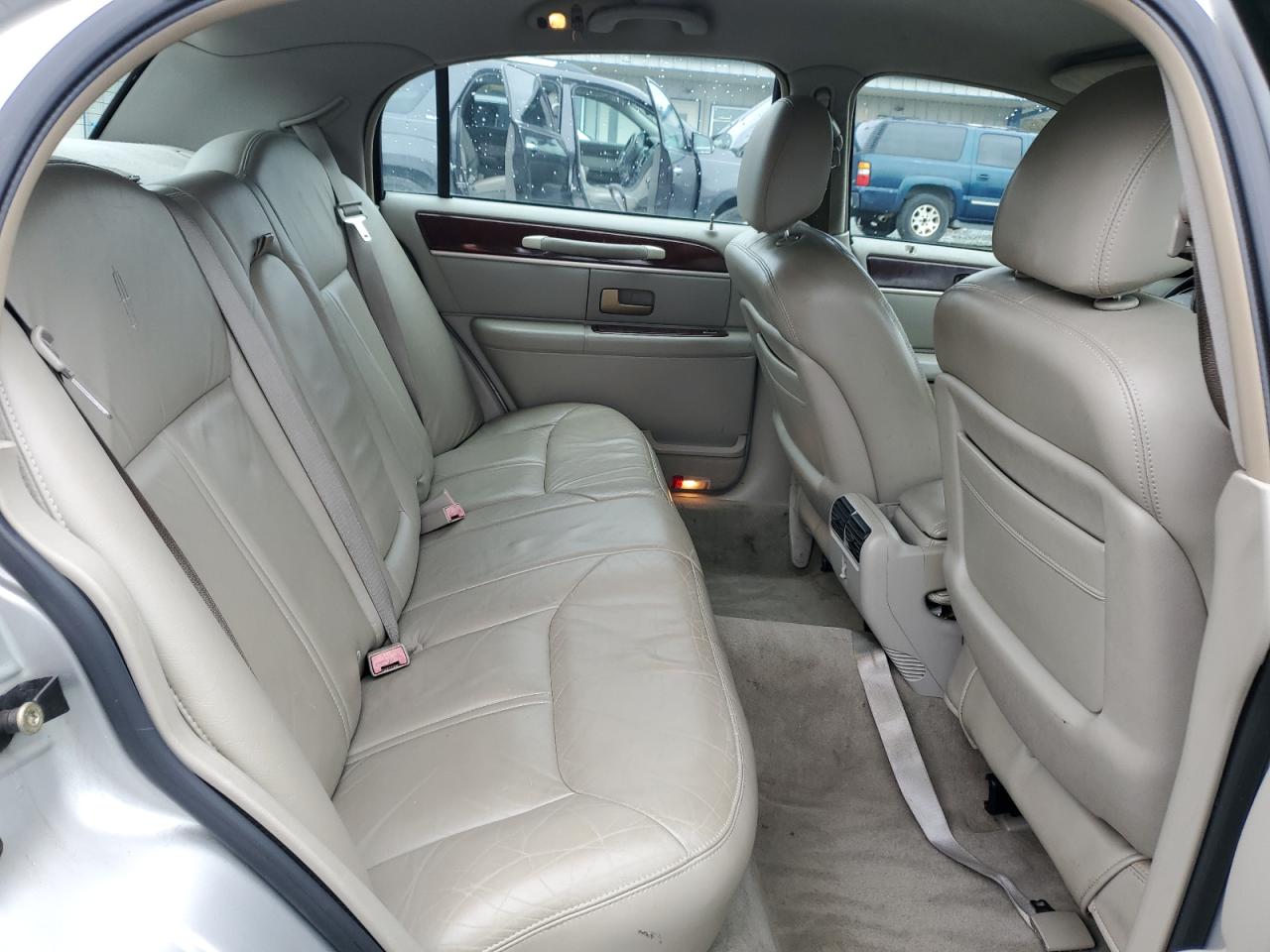 2004 Lincoln Town Car - Image 10