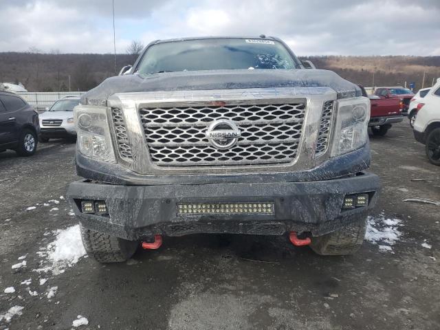 Pickups NISSAN TITAN 2016 Czarny