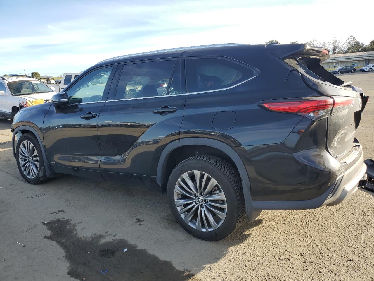2022 Toyota Highlander - Image 2