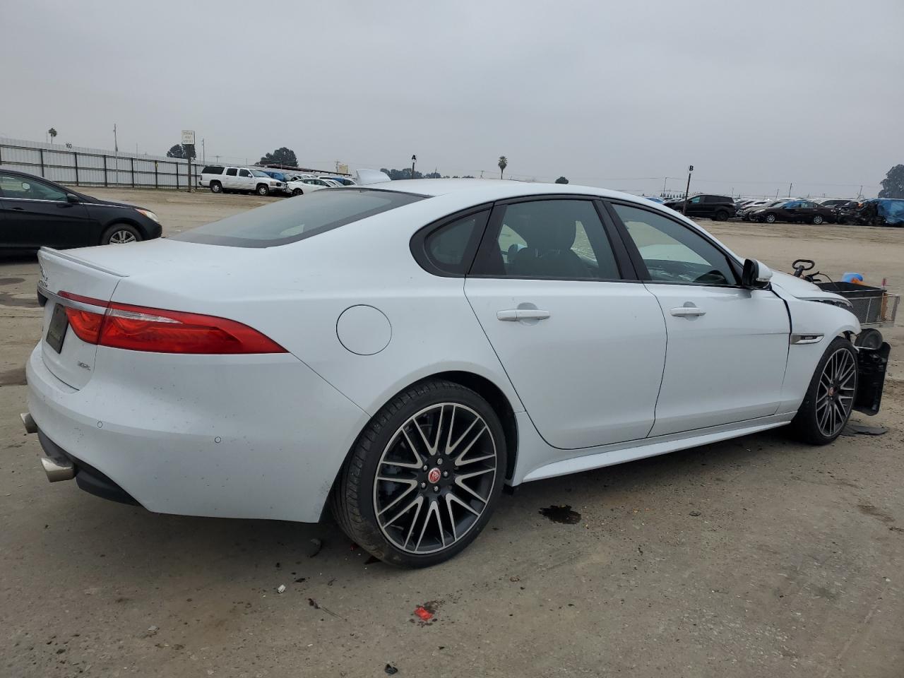 VIN SAJBF4BV3GCY16993 2016 JAGUAR XF no.3