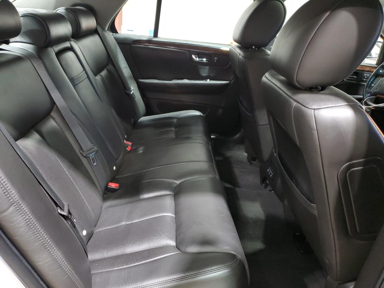 2011 Cadillac DTS - Image 10