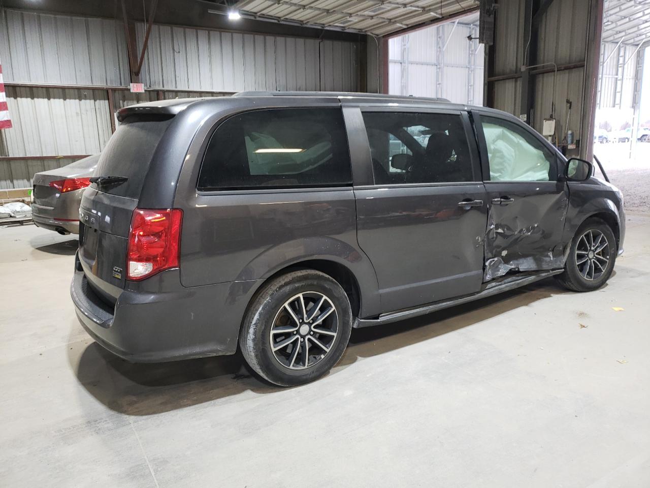 2019 Dodge Caravan - Image 3