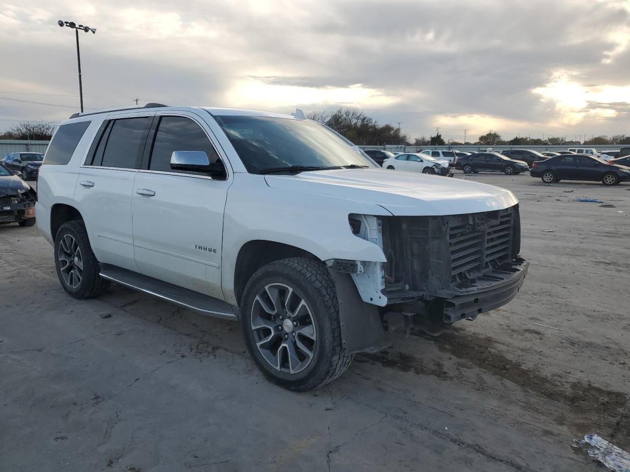 VIN 1GNSCCKC7HR124418 2017 CHEVROLET TAHOE no.4