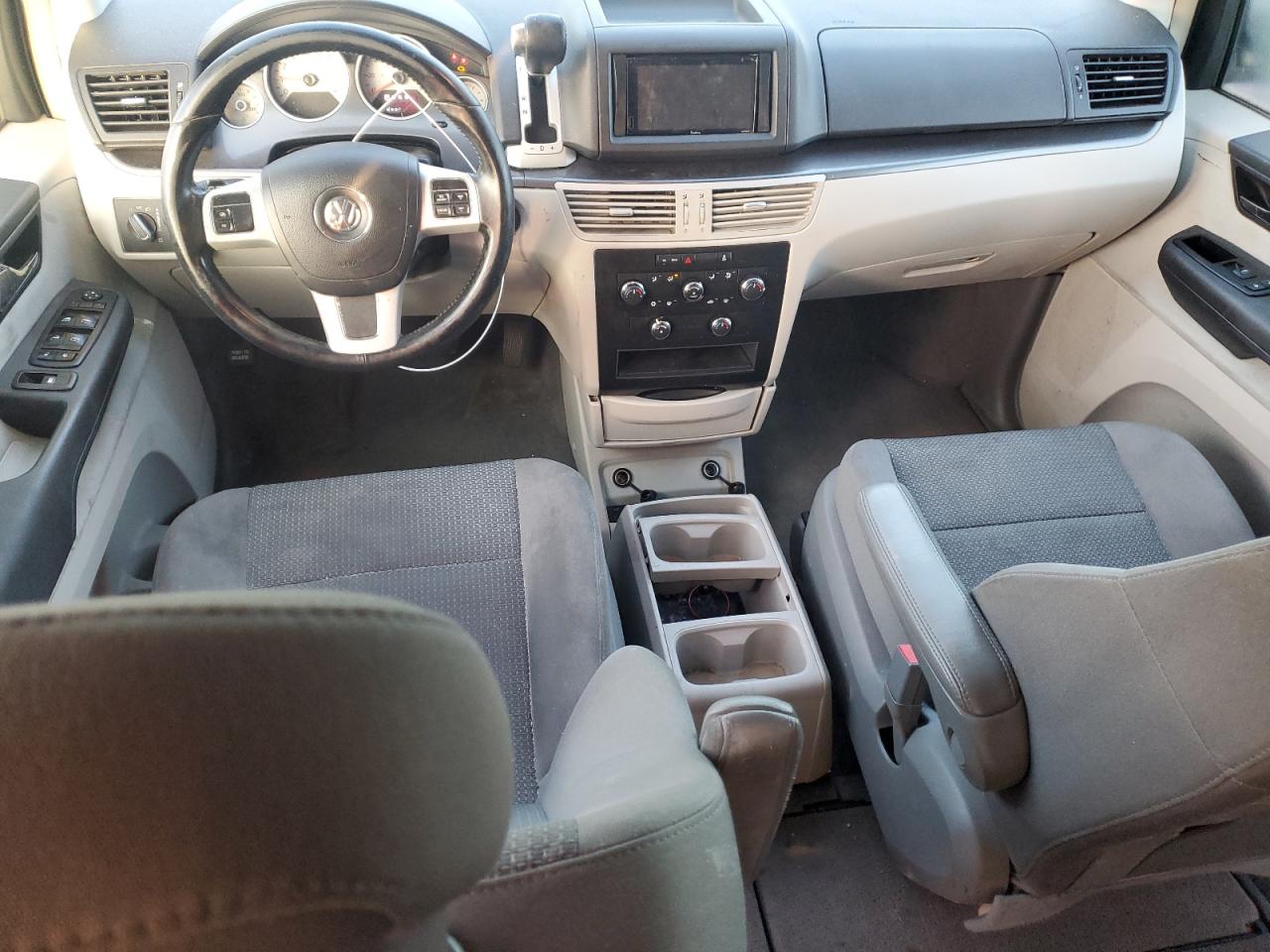 2012 Volkswagen Routan - Image 8