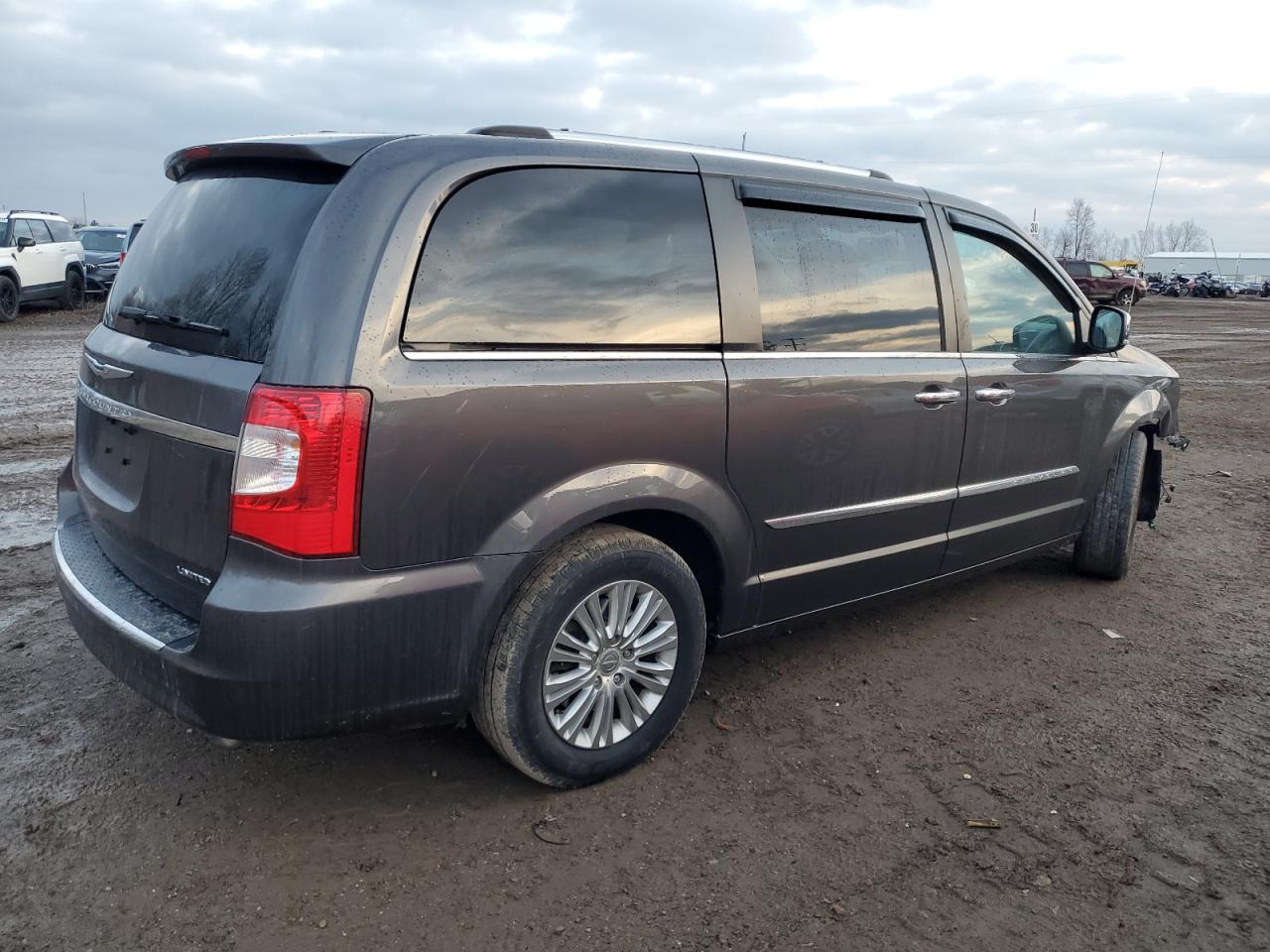 2015 Chrysler Town & Country - Image 3