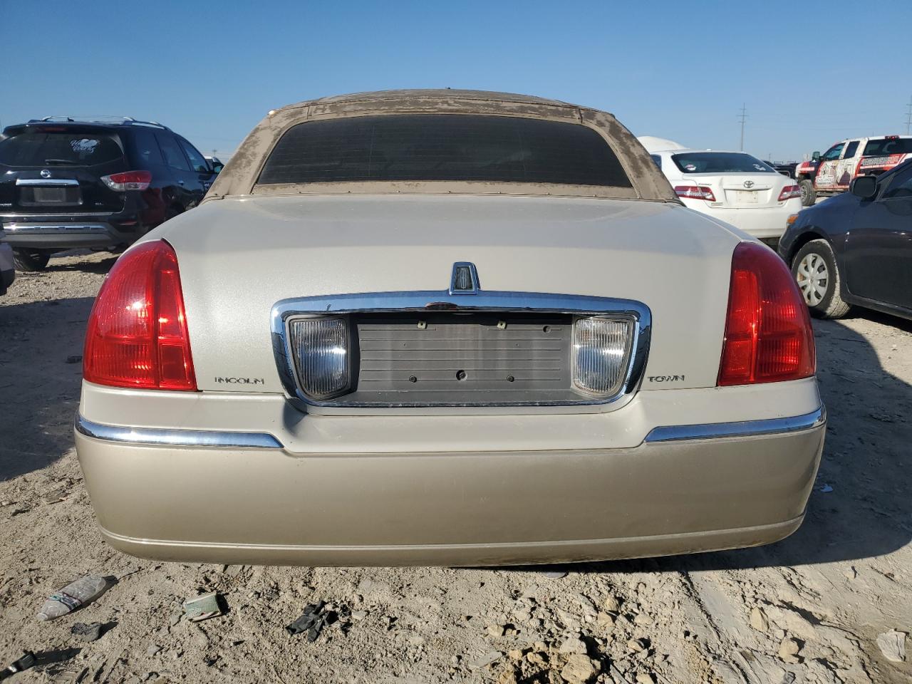 2006 Lincoln Town Car - Image 6