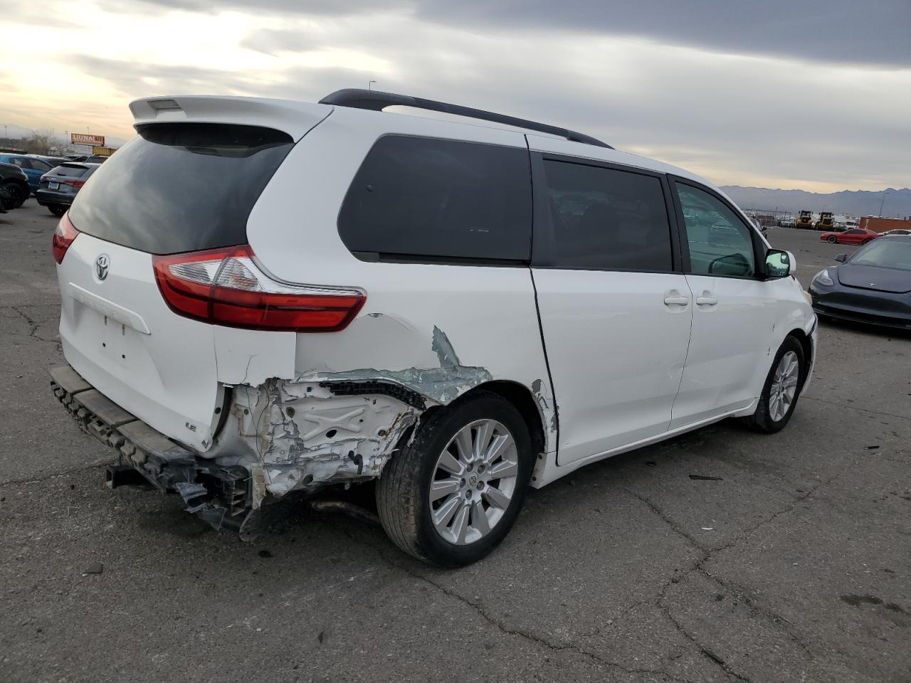 2016 Toyota Sienna - Image 3