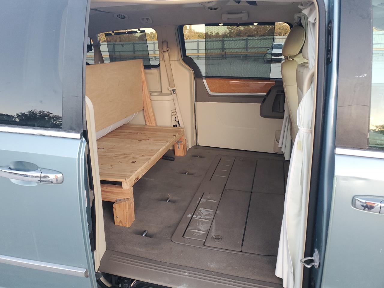 2009 Chrysler Town & Country - Image 11