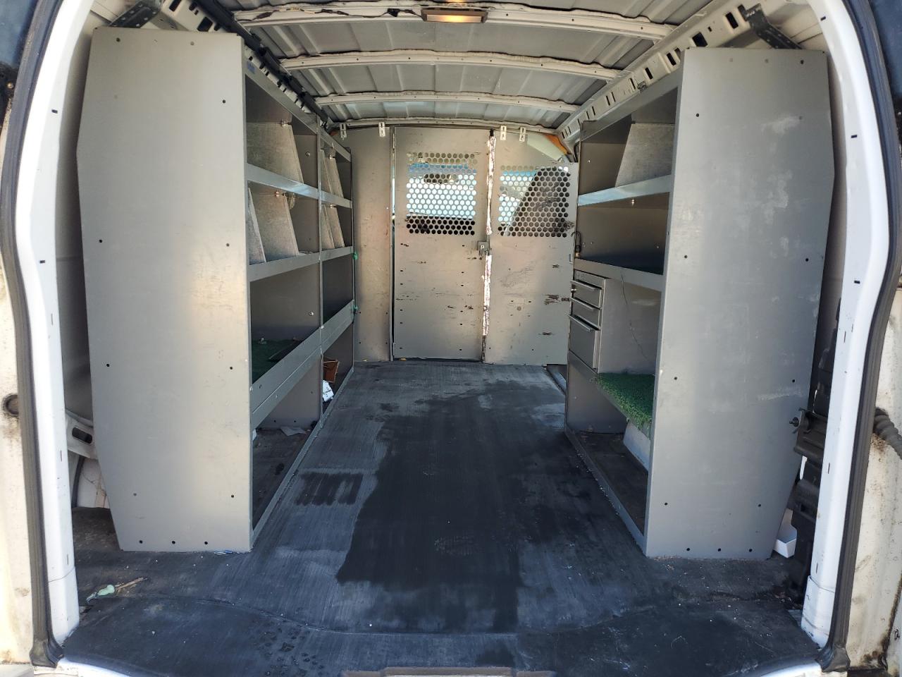 2003 Chevrolet Express - Image 10