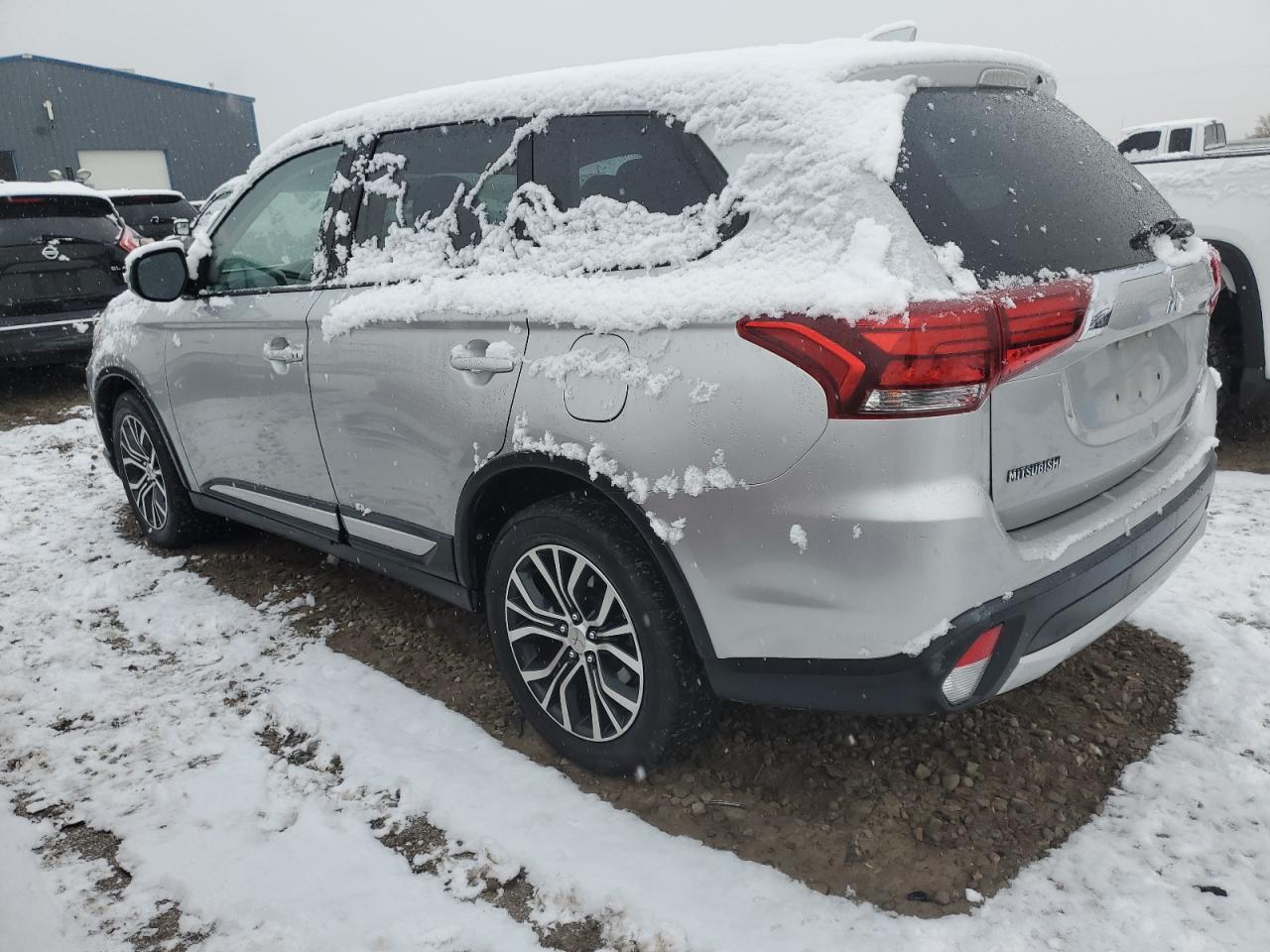 VIN JA4AZ3A32JJ003363 2018 MITSUBISHI OUTLANDER no.2