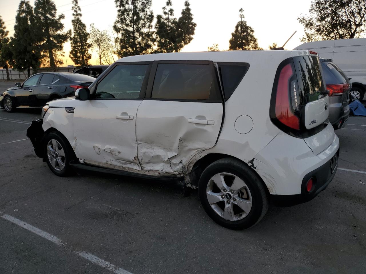 VIN KNDJN2A28K7673887 2019 KIA SOUL no.2