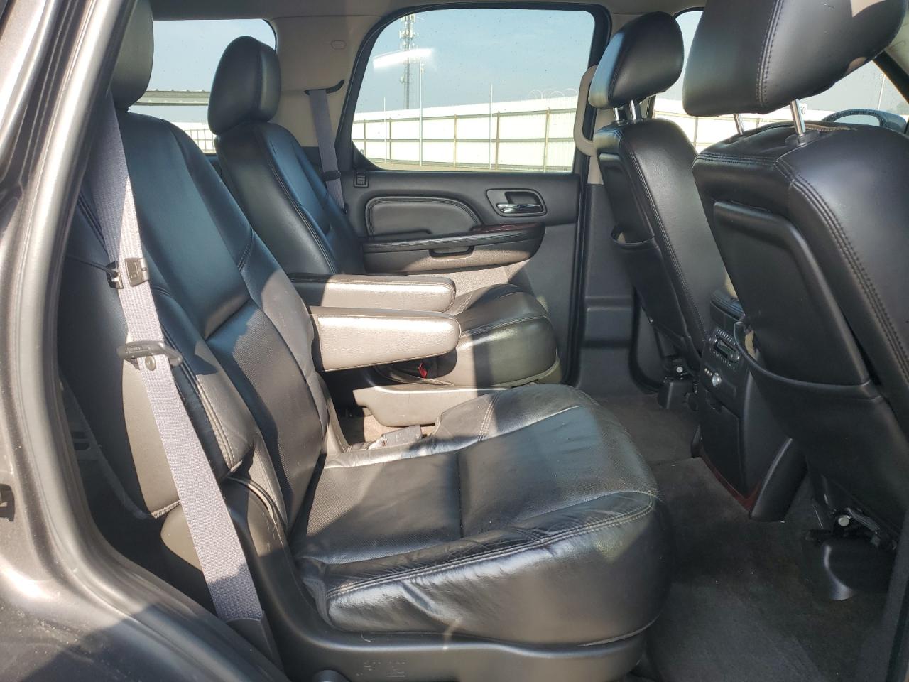 2011 Cadillac Escalade - Image 11