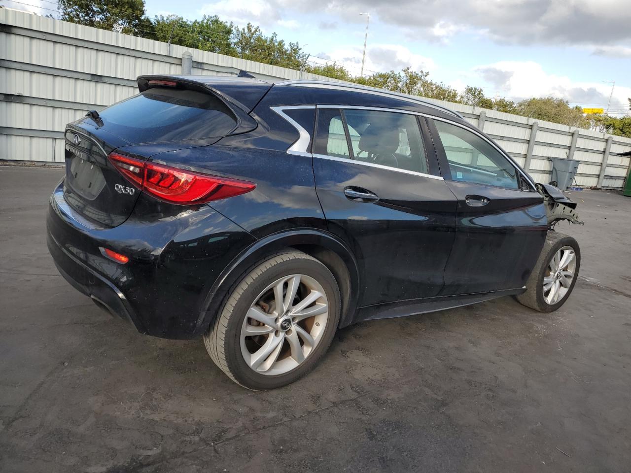 2018 Infiniti QX30 - Image 3