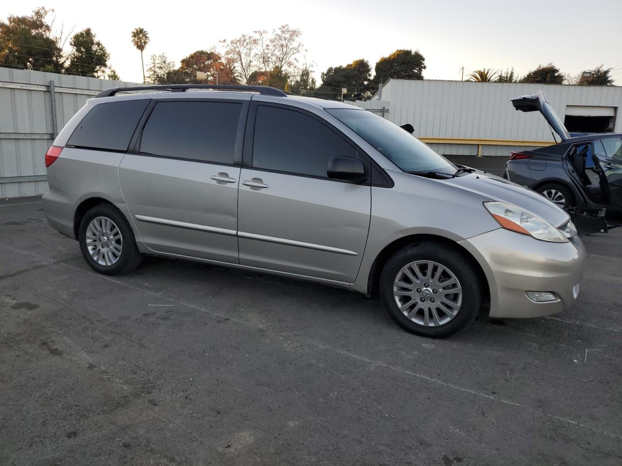 2007 Toyota Sienna - Image 4
