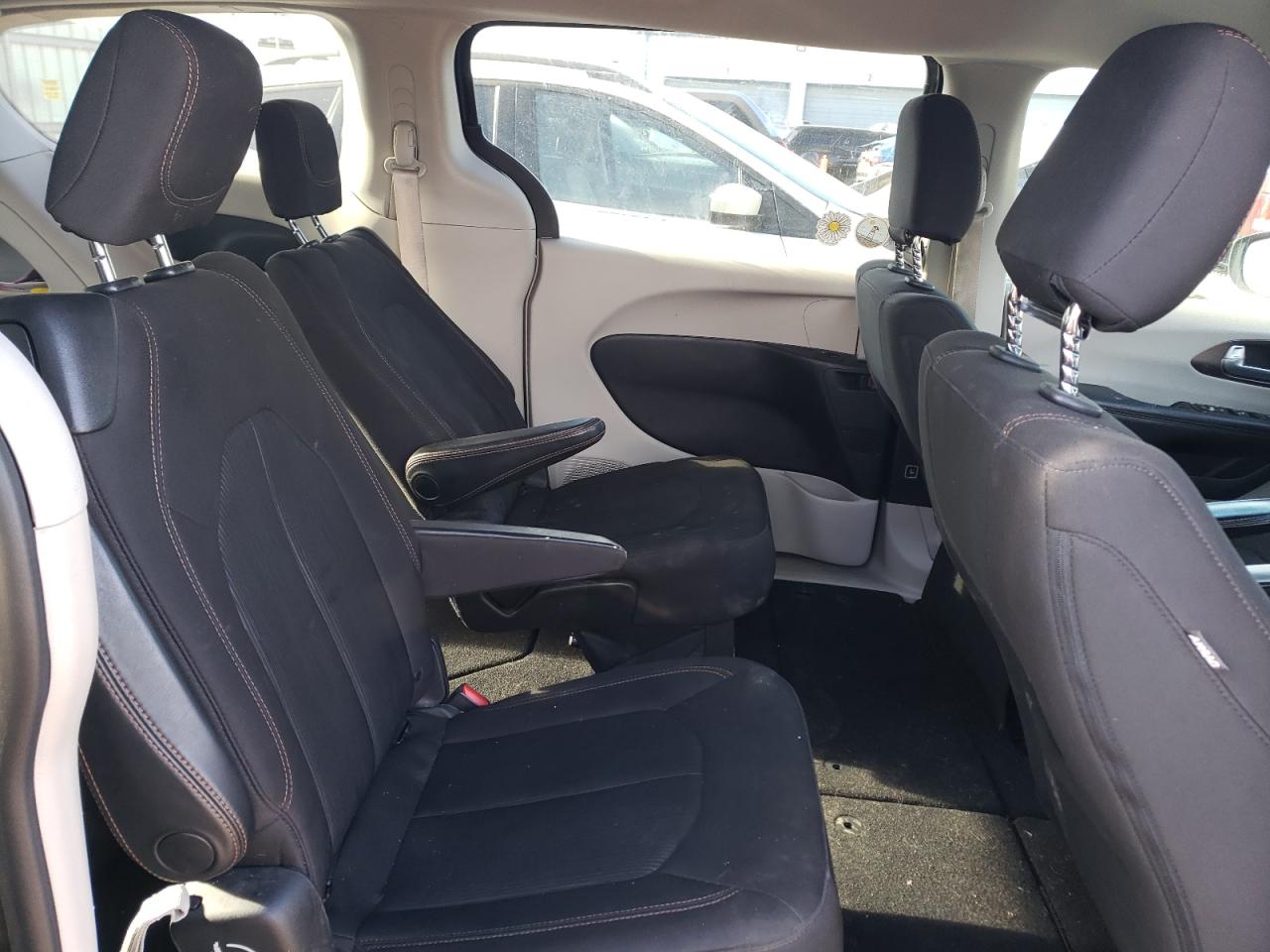2017 Chrysler Pacifica - Image 11