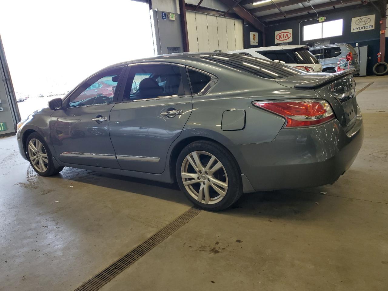 2015 Nissan Altima - Image 2