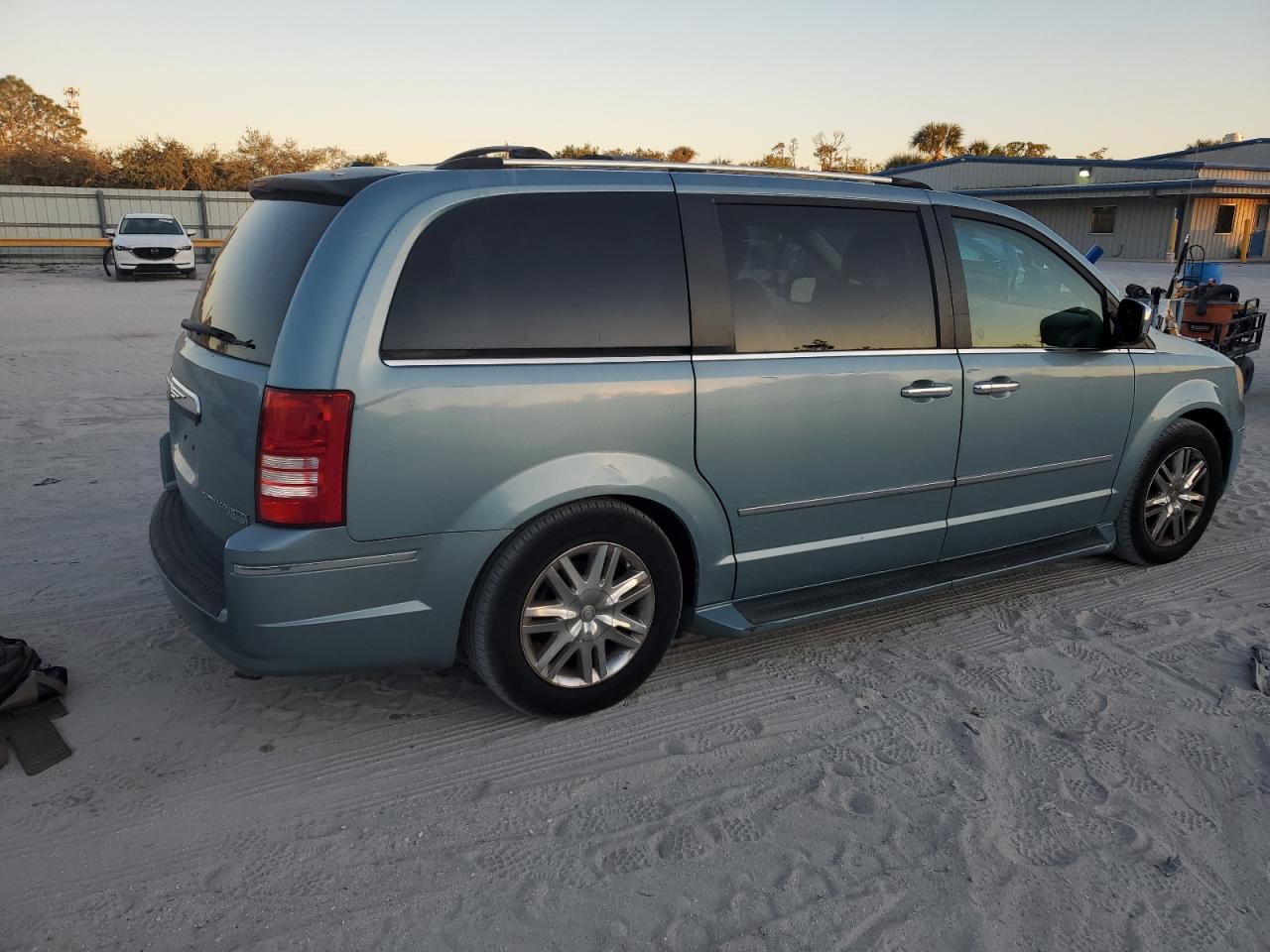 2009 Chrysler Town & Country - Image 3