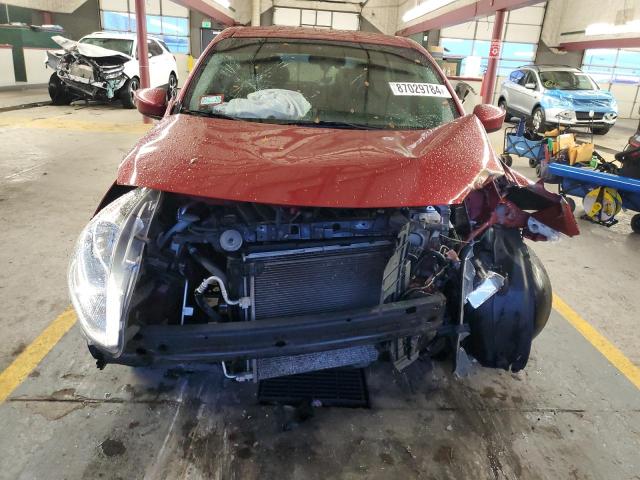  NISSAN VERSA 2018 Czerwony