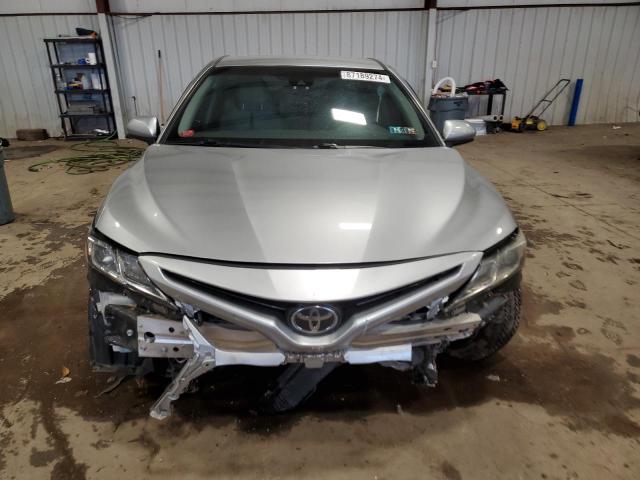  TOYOTA CAMRY 2018 Srebrny