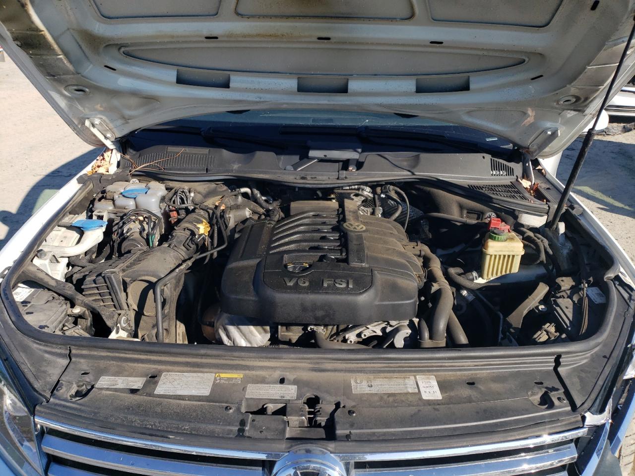 2017 Volkswagen Touareg - Image 12