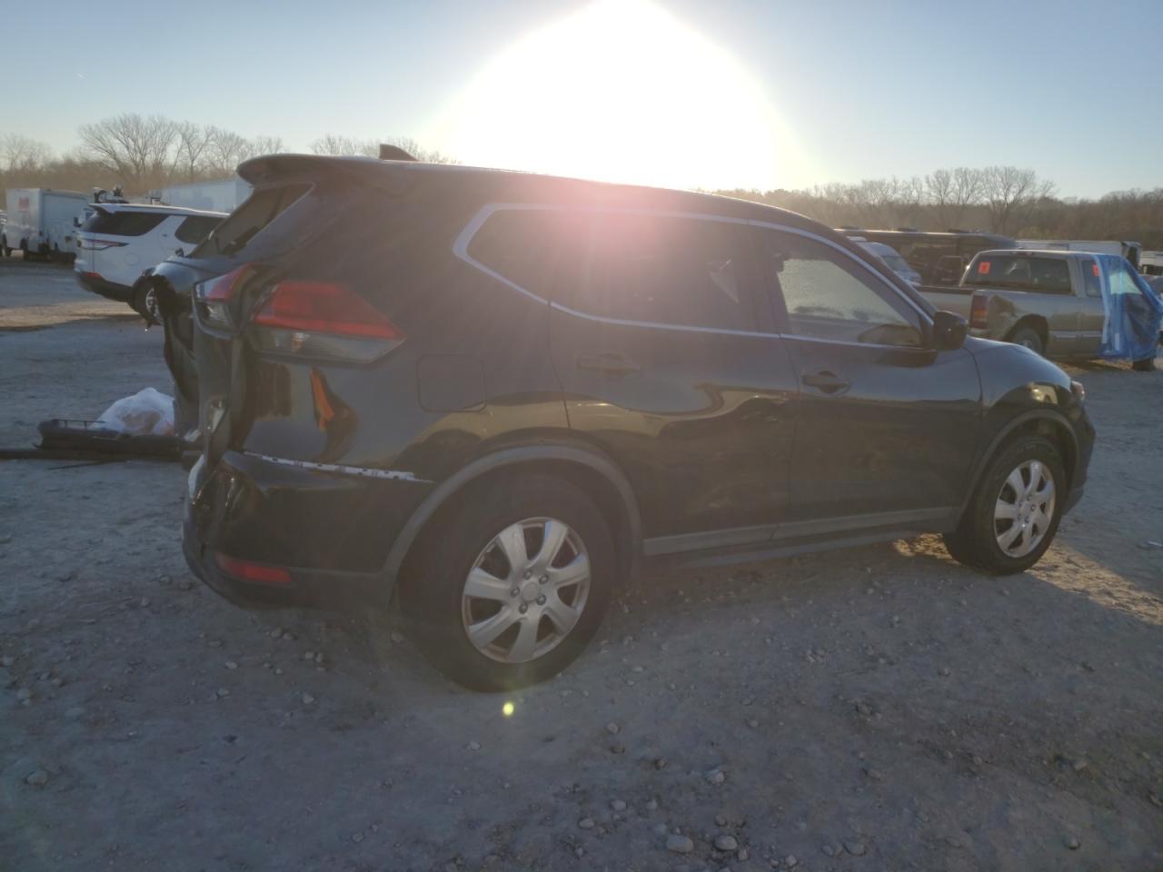 2017 Nissan Rogue - Image 3