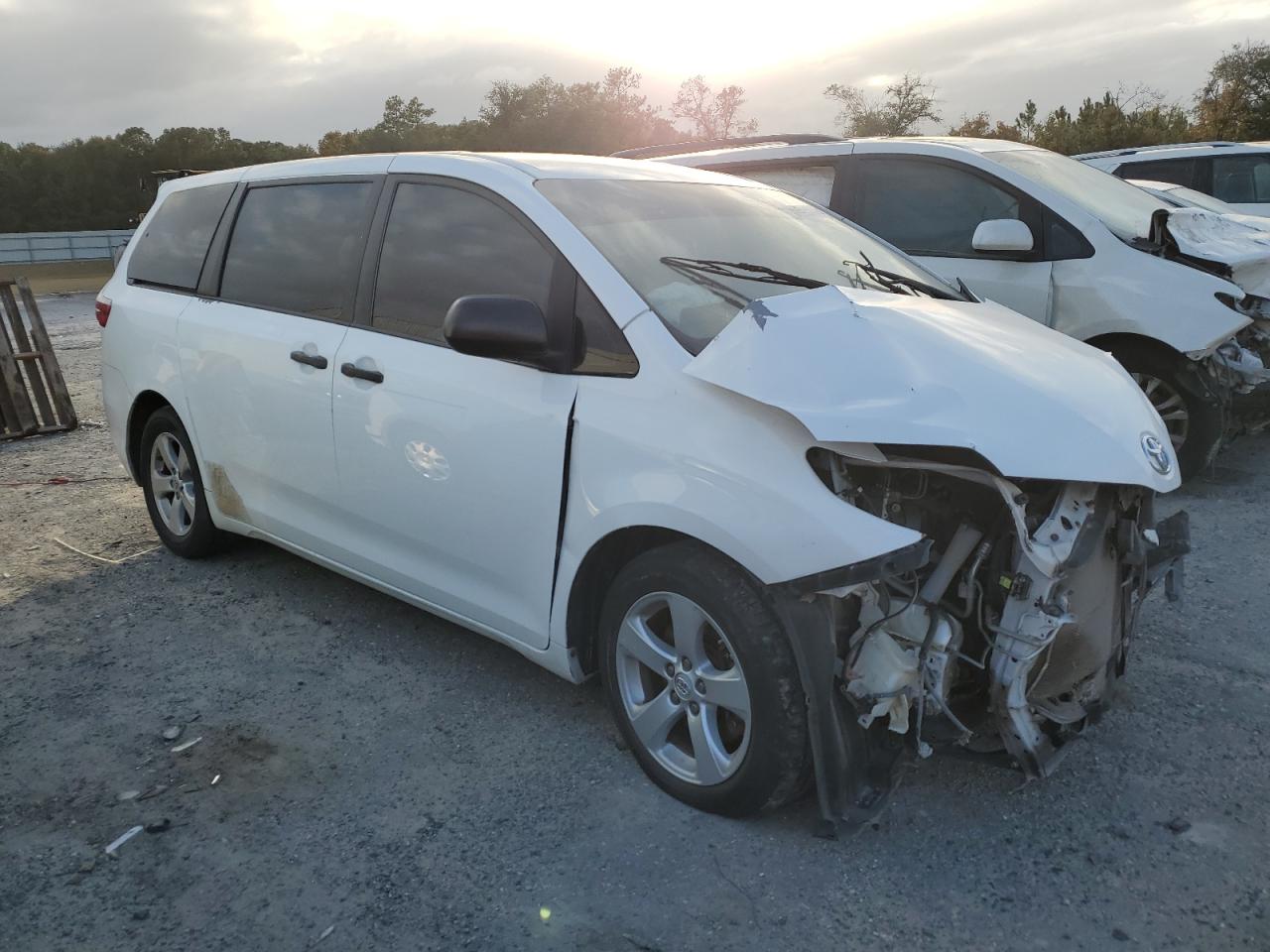 2015 Toyota Sienna - Image 4