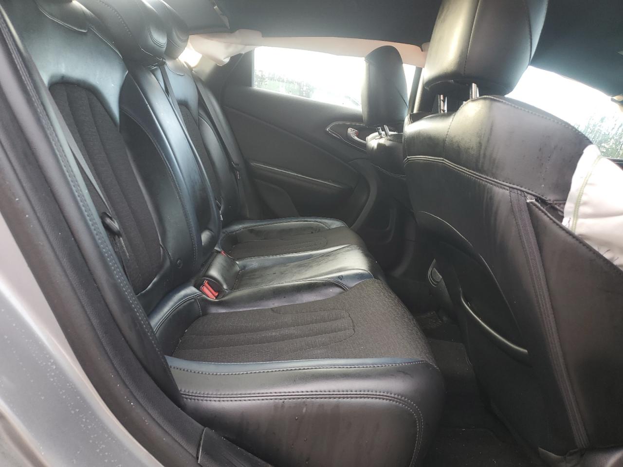 2015 Chrysler 200 - Image 10