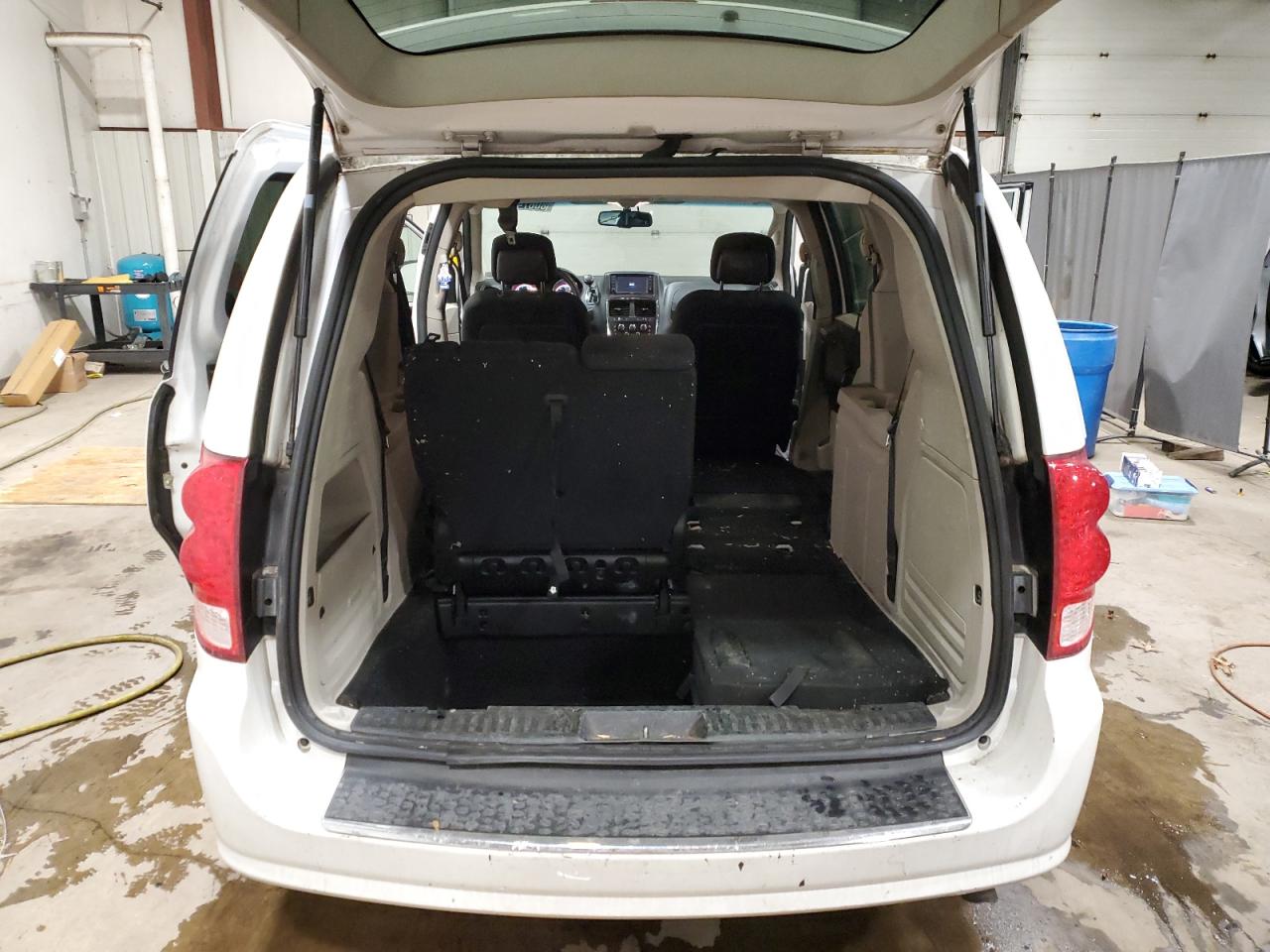 2017 Dodge Caravan - Image 6