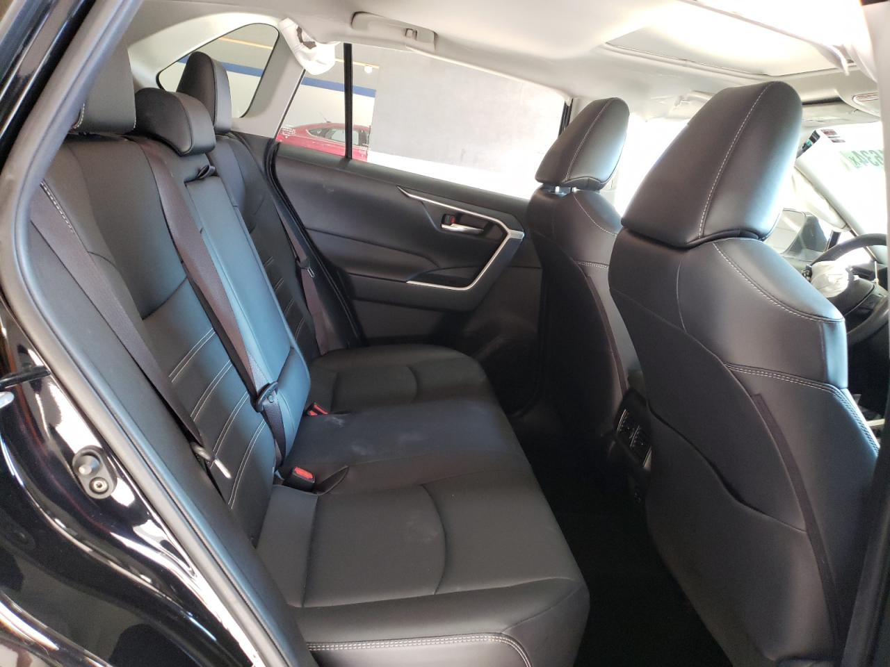 2020 Toyota RAV 4 - Image 12