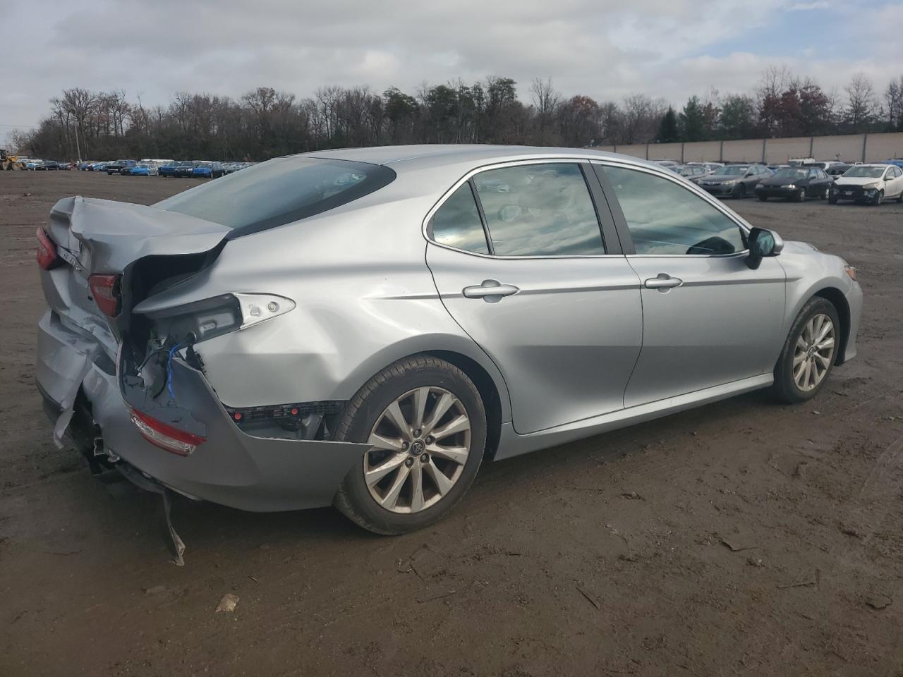 VIN 4T1B11HK1JU617057 2018 TOYOTA CAMRY no.3