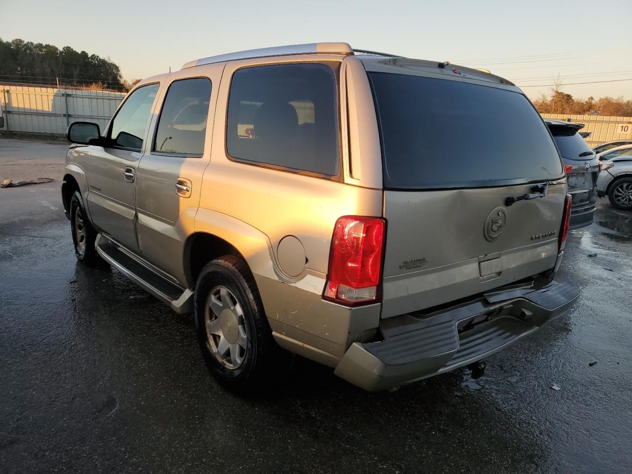 2004 Cadillac Escalade - Image 2