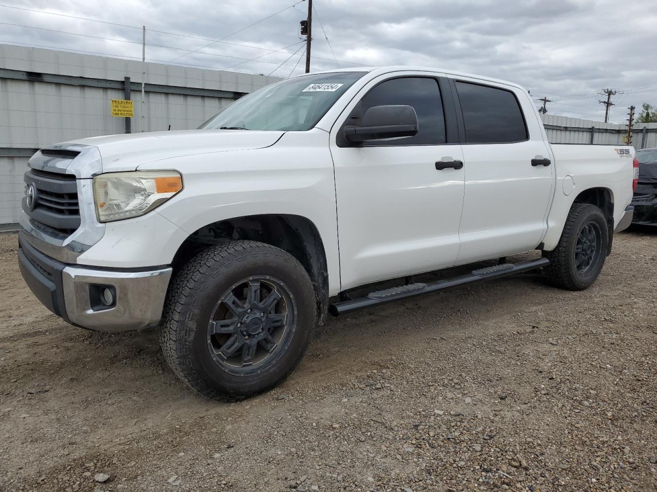 2014 Toyota Tundra Crewmax Sr5 for Sale in Mercedes, TX - Minor Dent/Scratches